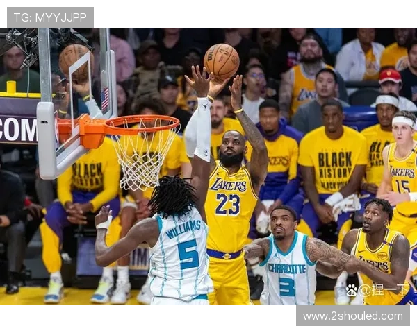 詹姆斯领衔湖人新赛季目标明确 揭示球队战术调整与球员新变化